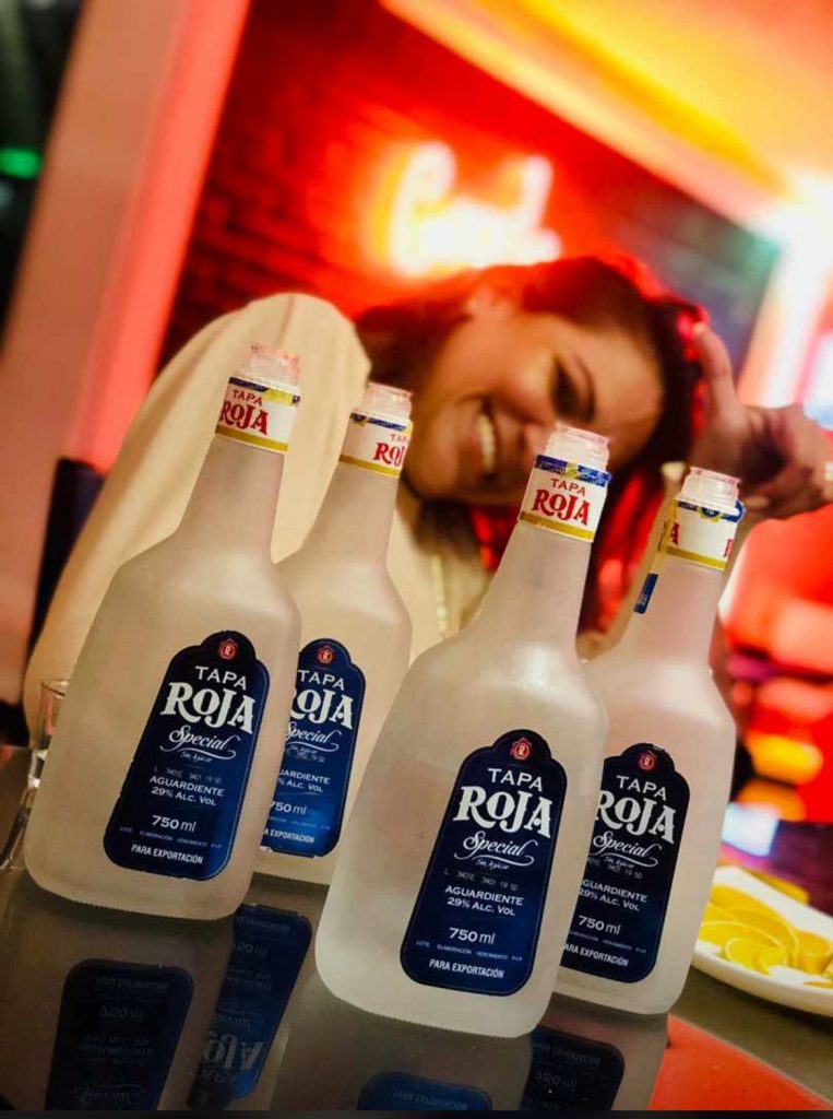 Aguardiente Tapa Roja se posiciona en el Comercio Internacional