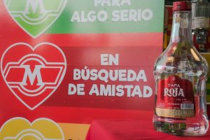 Mercacentro se viste de amor con Aguardiente Tapa Roja